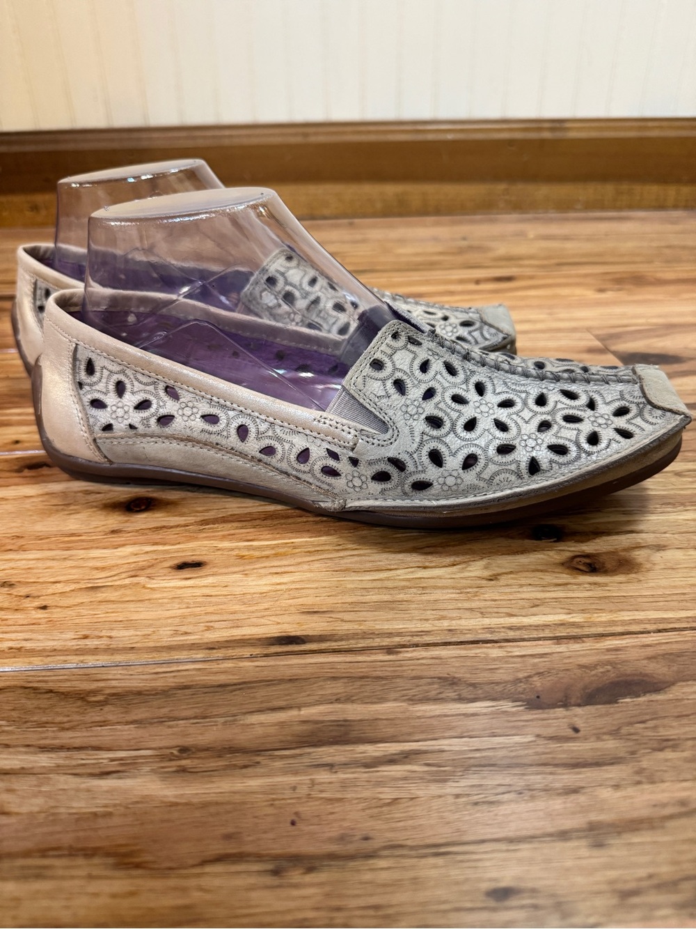 Taos Expose‎ Driving Loafers Size 8 Slip-On Leather Laser Cut Flats